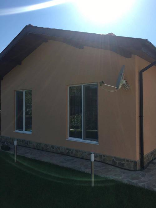 Фасада на къща с прозорци от varna sea build