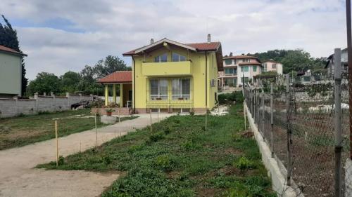 жълта къща с двор от varna sea build