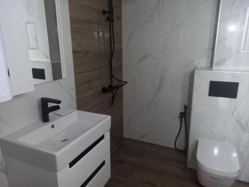 баня с мивка тоалетна и шкаф за баня от фирма varna sea build