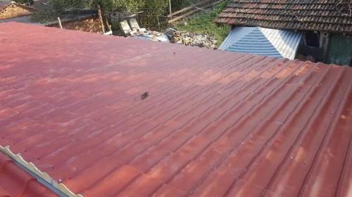 Метален покрив в червено от varna sea build